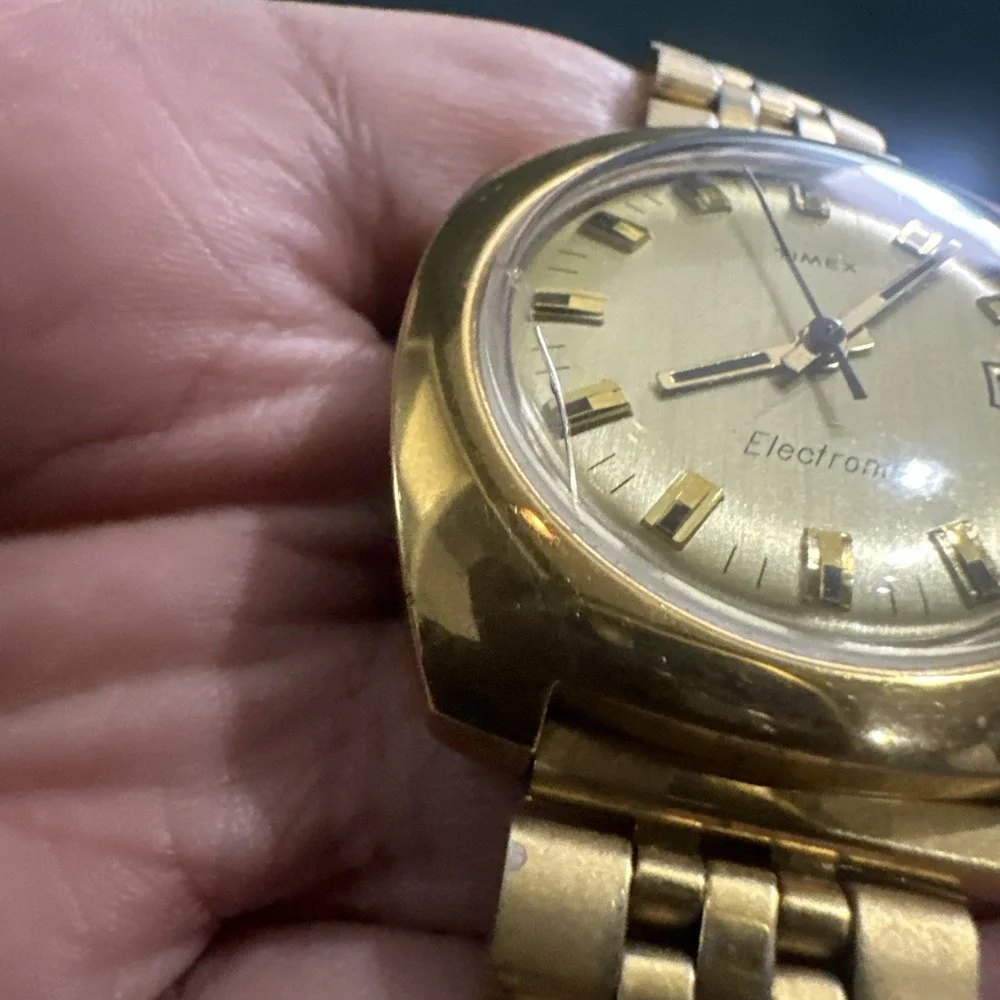 Works Vintage 1970's Timex Electric Mens Watch Quartz Gold Tone 38mm Cushion 7.5